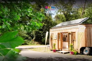 Die Website des KinderKochMobils, die die fahrbare Kochmobilküche im Einsatz zeigt