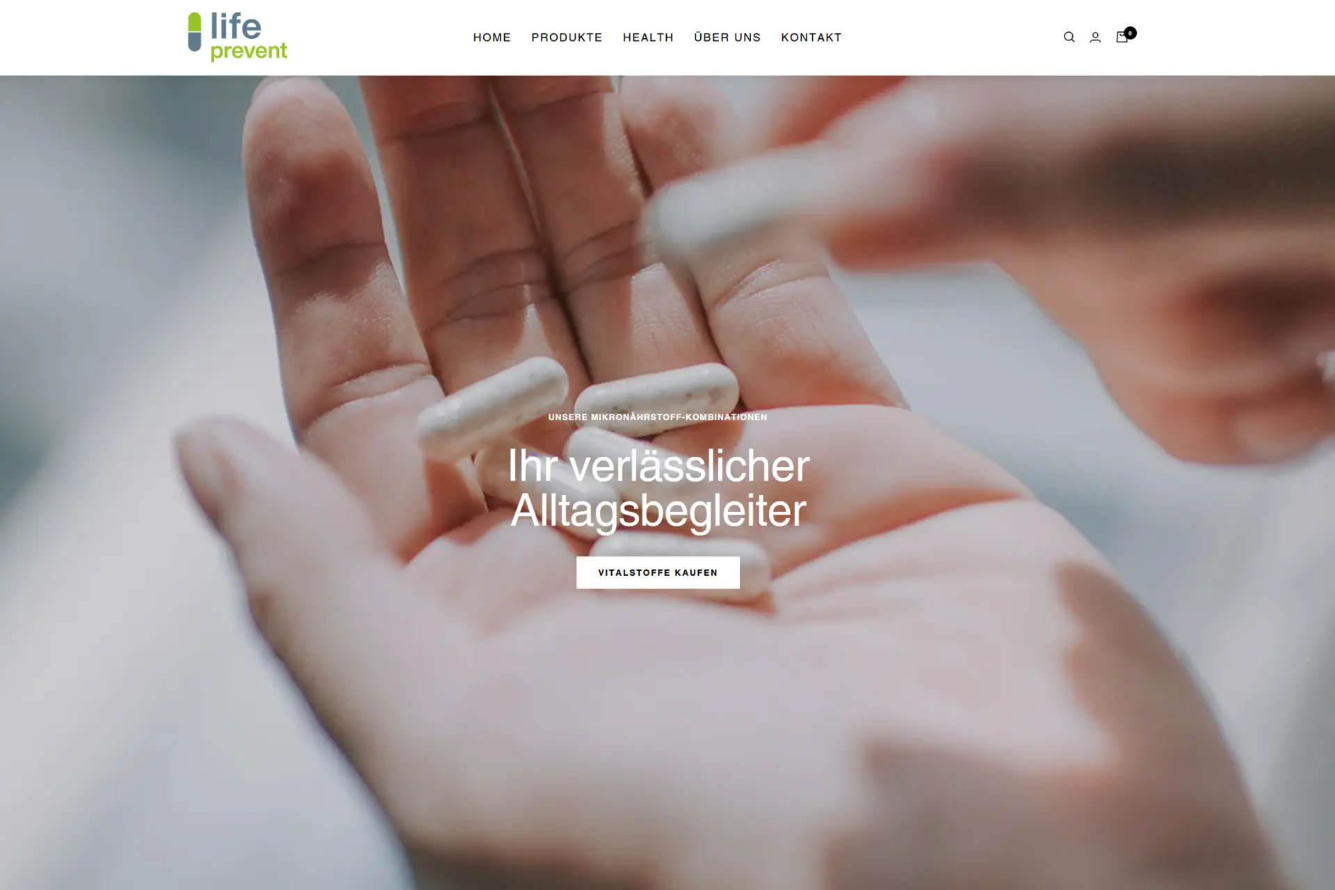 Die Website von Life Prevent, zu sehen sind zwei Hände, die Kapseln mit Nahrungsergänzungsmitteln abzählen