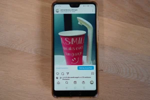 Auf einem Mobiltelefon ist ein Social-Media-Post zu sehen, den MINDING GAPS für die Zahnarztpraxis Ettlingen erstellt hat