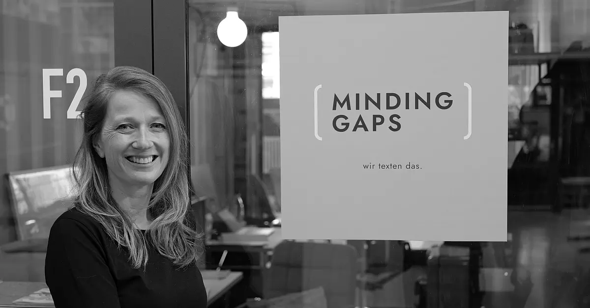 Geschäftsführerin Sarah Nagel steht vor einem Büro mit dem Logo ihrer Karlsruher Kommunikationsagentur MINDING GAPS